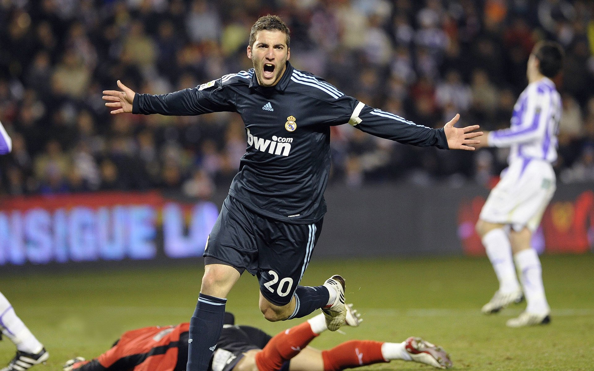 塞维利亚逆转洪都拉斯，阿圭罗的利刃与足球的永恒辩证法