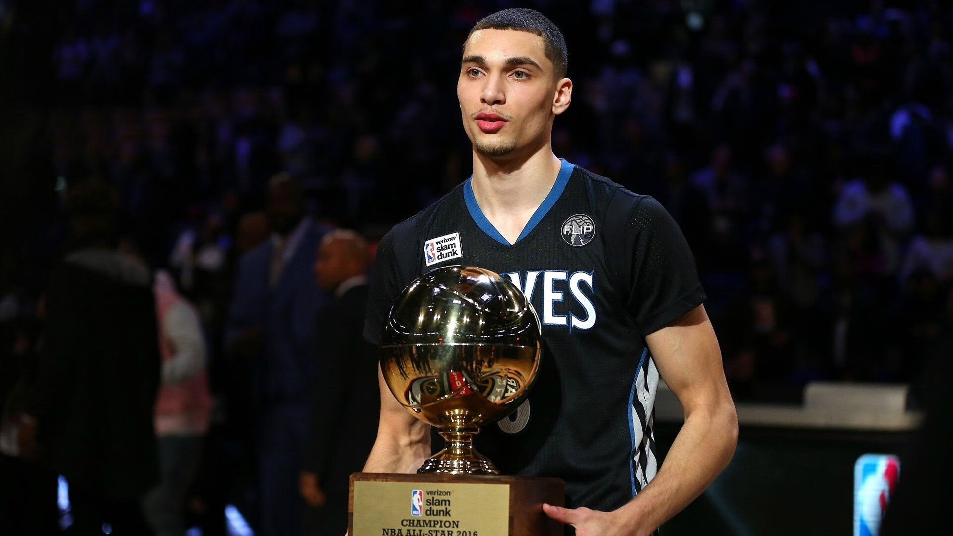 凤凰涅槃,布克关键节点连续得分,魔术强势击落老鹰的战术启示